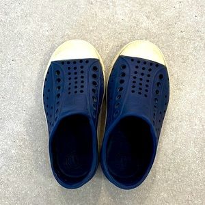 Native blue size 8 toddler shoes